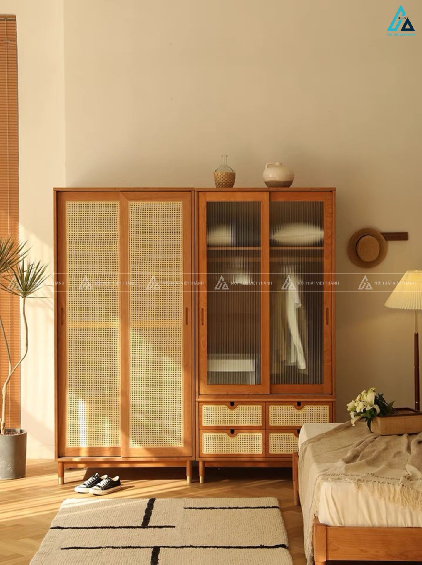 Mẫu tủ quần áo cửa lùa gỗ tự nhiên kết hợp cánh kính và mây đan