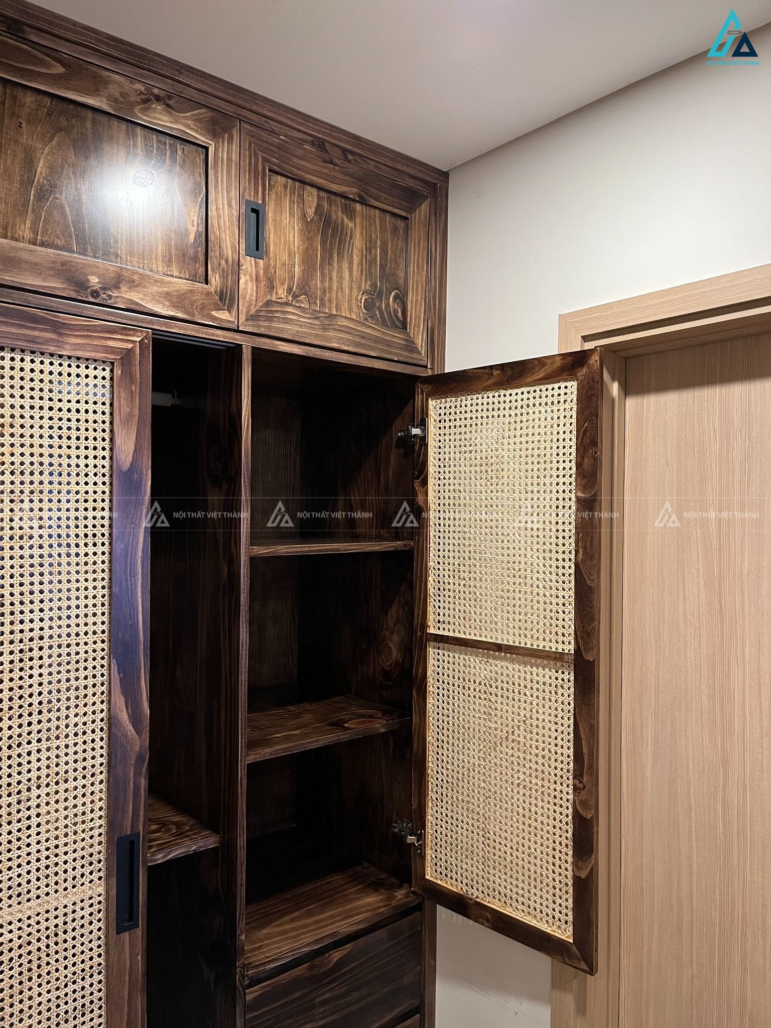 Mẫu tủ áo gỗ tự nhiên cánh mây đan thiết kế hiện đại đầy tinh tế 6