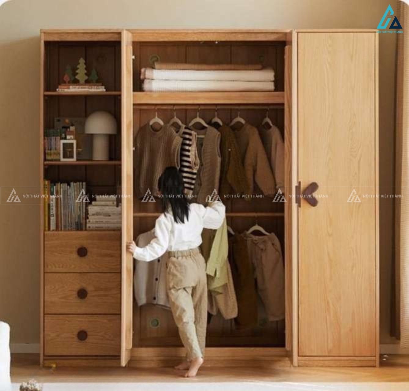 Tủ quần áo gỗ tự nhiên tích hợp kệ trang trí và ngăn kéo thông minh 2