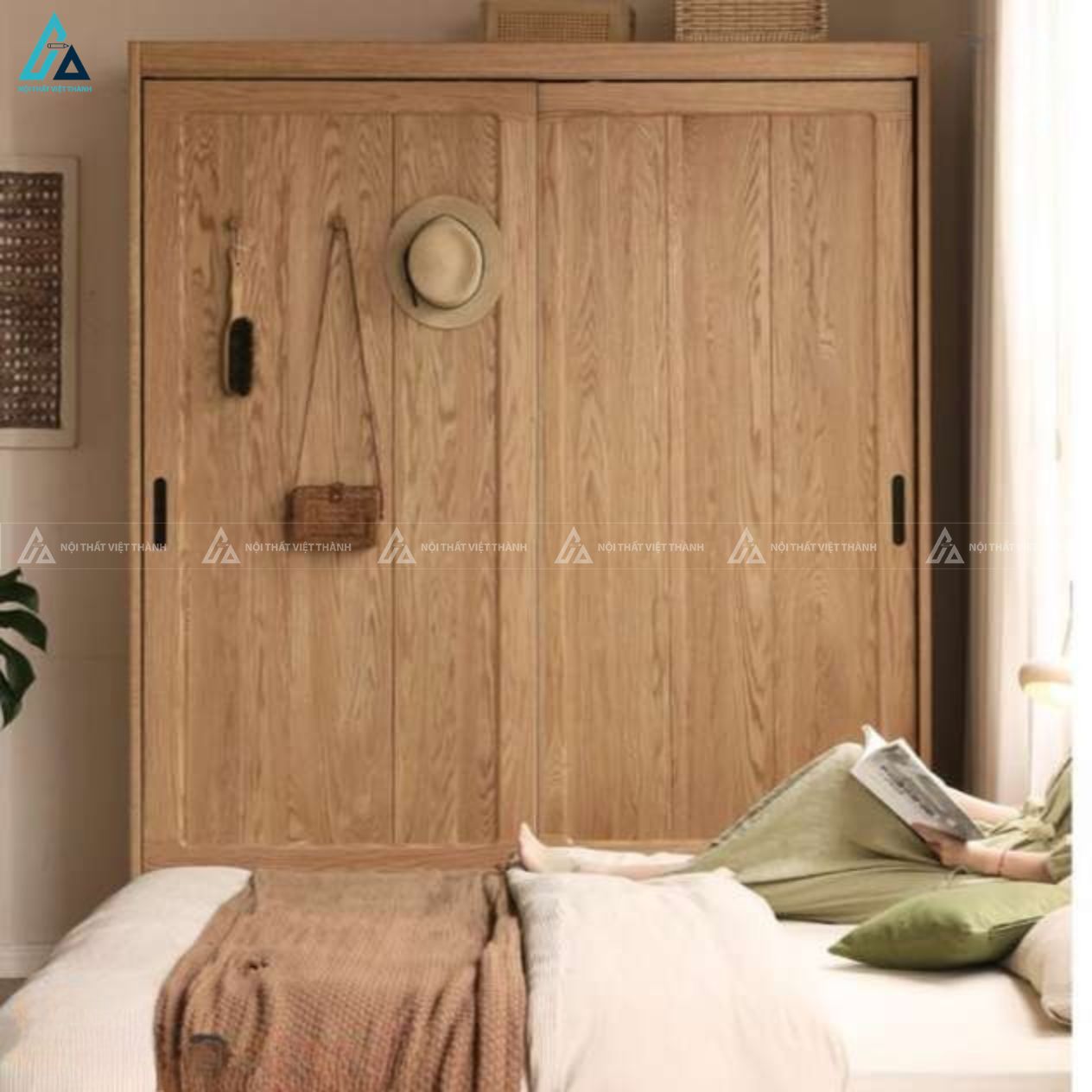 Mẫu tủ áo gỗ tự nhiên 2 cánh lùa có ngăn kéo dưới tiện ích thông minh 2