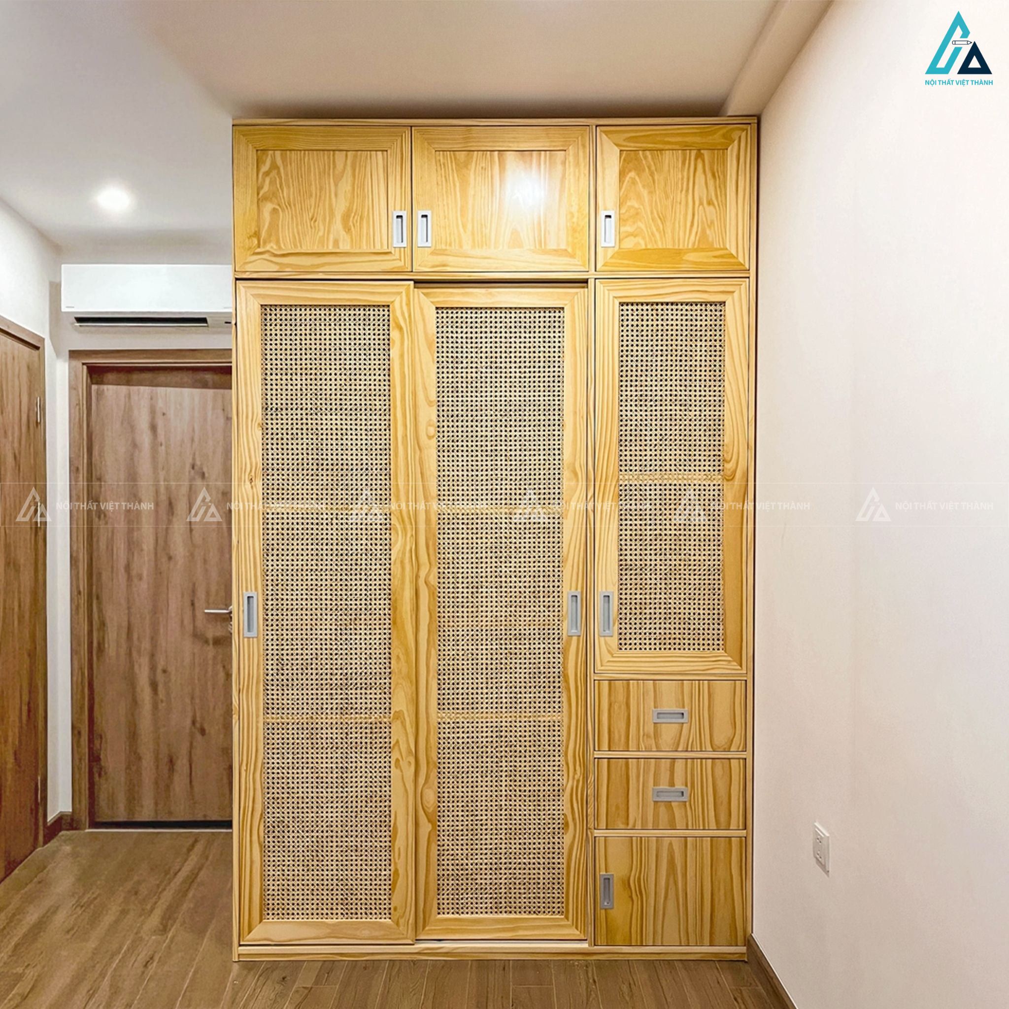 Mẫu tủ áo gỗ tự nhiên cánh mây đan thiết kế hiện đại đầy tinh tế