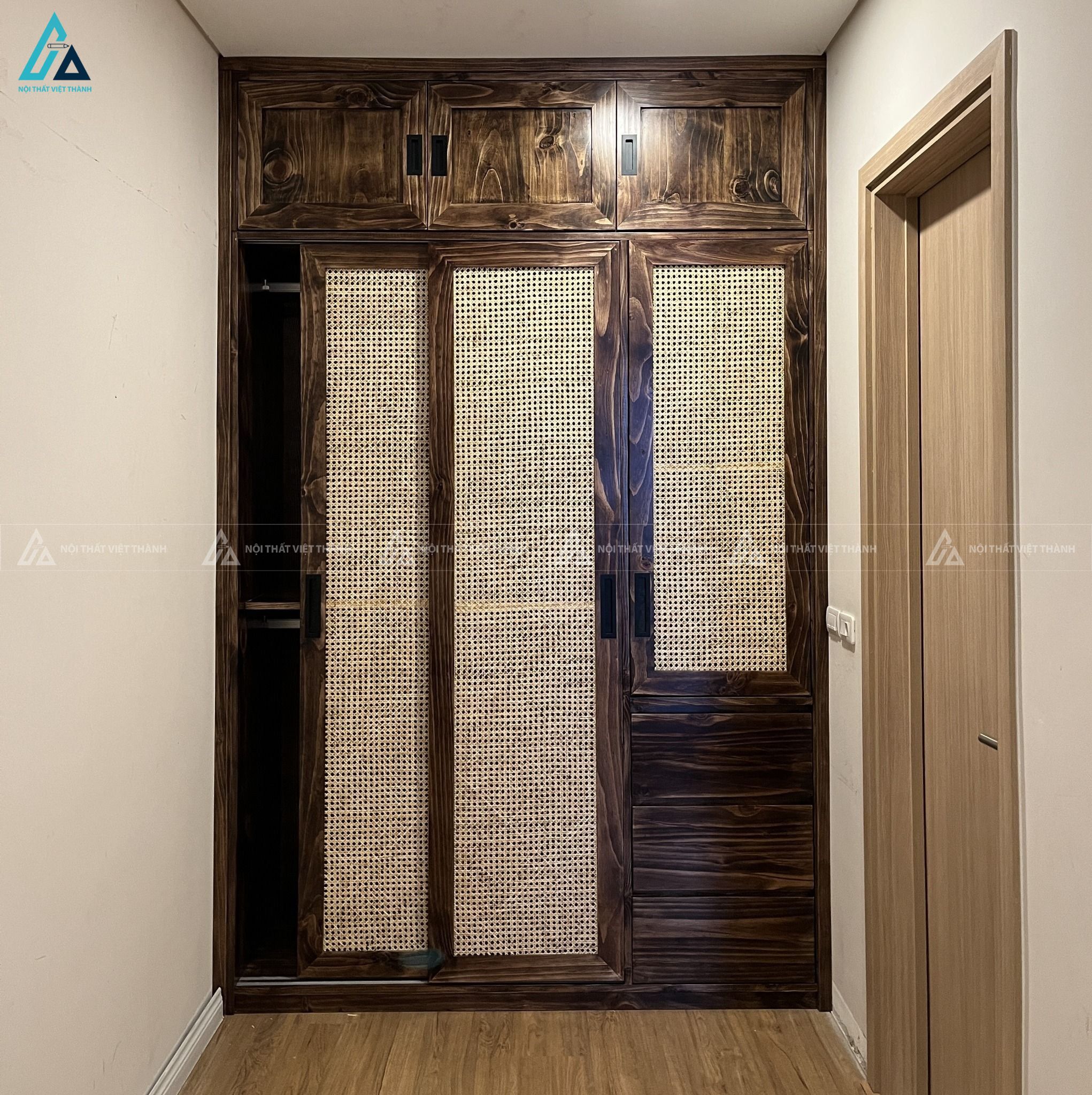 Mẫu tủ áo gỗ tự nhiên cánh mây đan thiết kế hiện đại đầy tinh tế 4