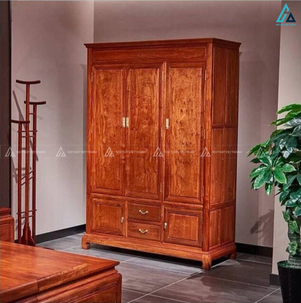 Tủ quần áo gỗ tự nhiên màu trầm sang trọng phong cách Á Đông độc đáo