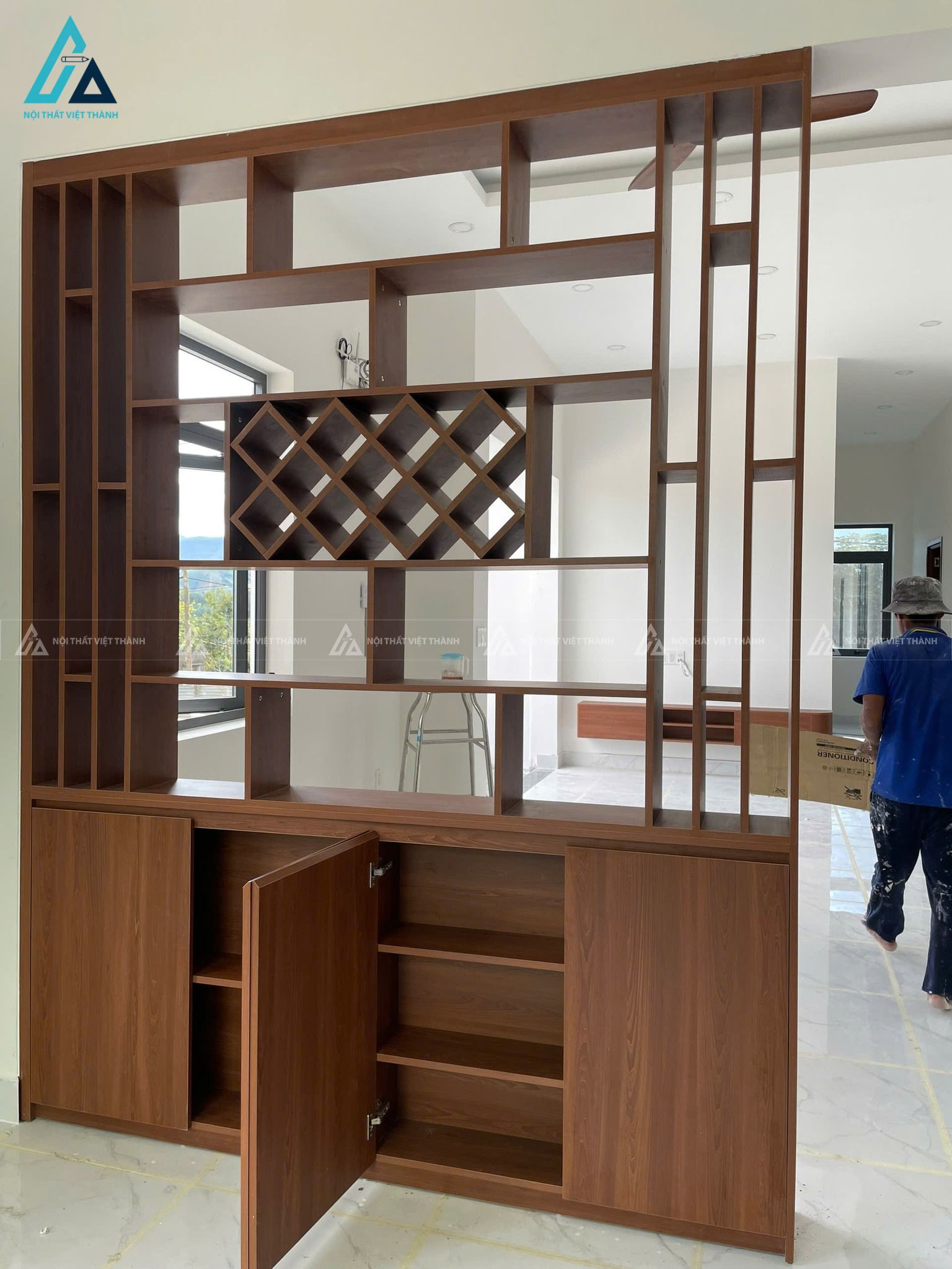 Mẫu vách trang trí gỗ nâu kịch trần