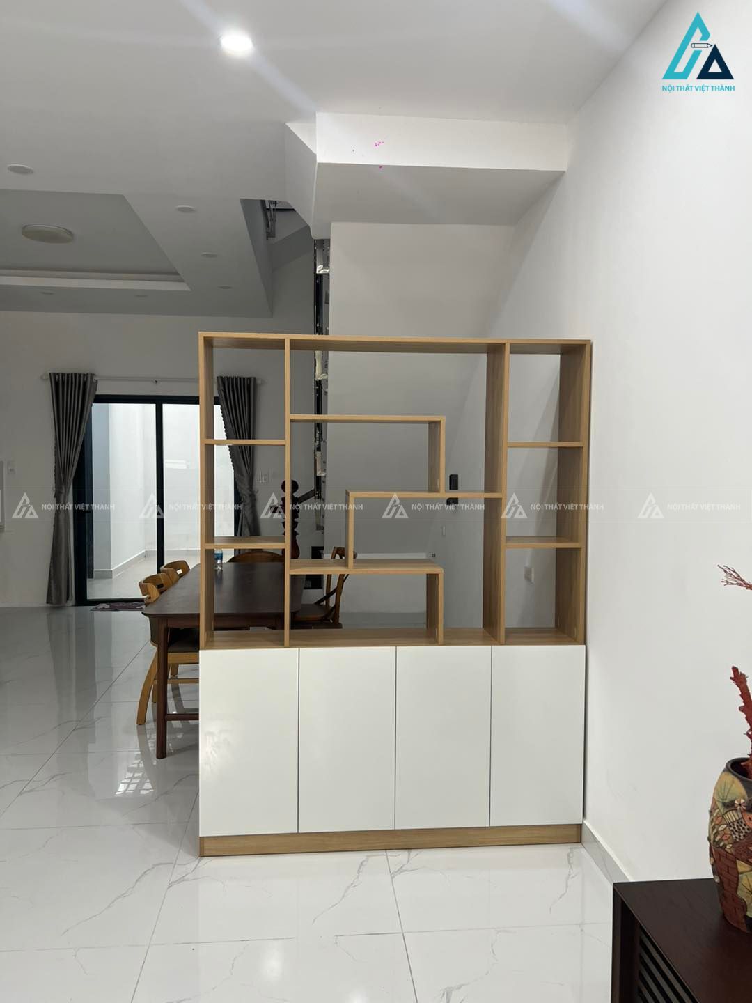 Mẫu vách trang trí gỗ công nghiệp trắng nâu có tủ lưu trữ