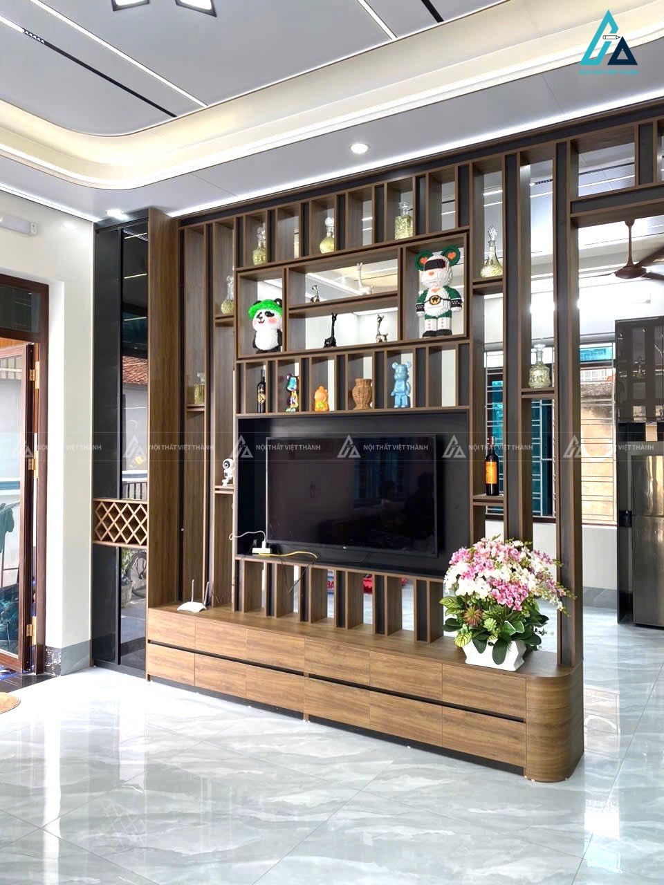 Mẫu vách trang trí gỗ kết hợp kệ tivi kịch trần
